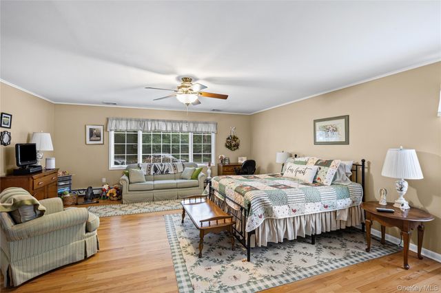 67 Broadway, Smithtown, NY 11787