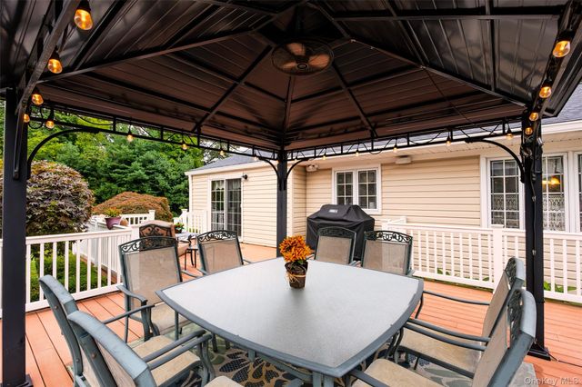 67 Broadway, Smithtown, NY 11787
