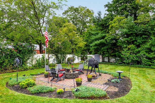 67 Broadway, Smithtown, NY 11787