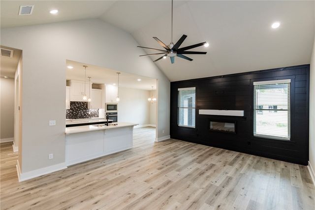 2105 N Chanae Street, Siloam Springs, AR 72761