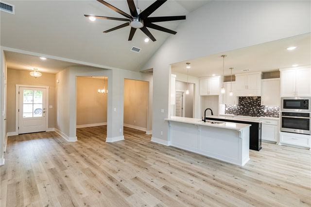 2105 N Chanae Street, Siloam Springs, AR 72761