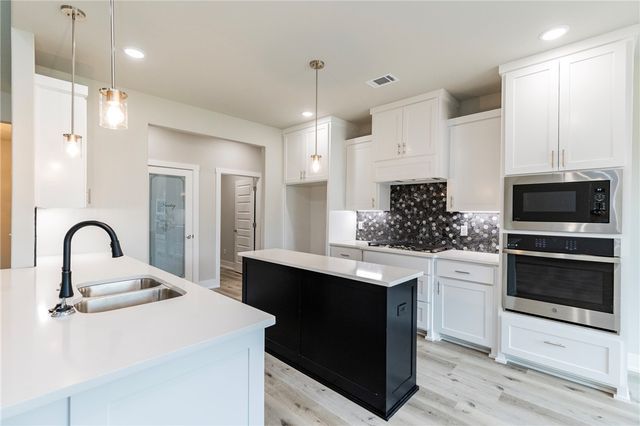 2105 N Chanae Street, Siloam Springs, AR 72761