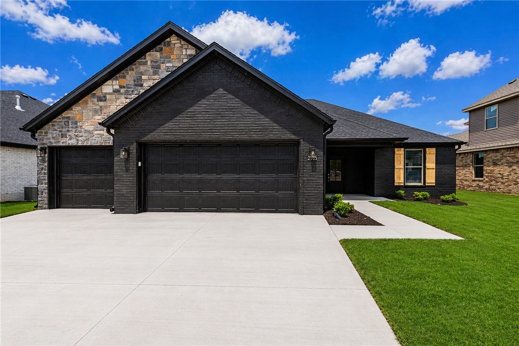 2105 N Chanae Street, Siloam Springs, AR 72761