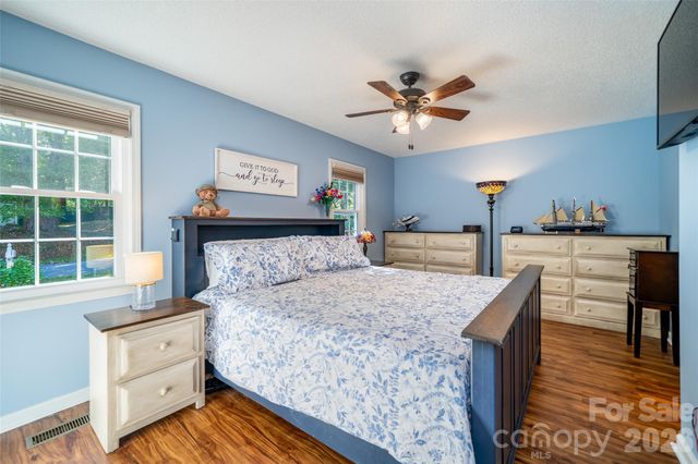18 Friendly Way, Asheville, NC 28806