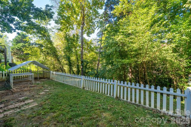 18 Friendly Way, Asheville, NC 28806