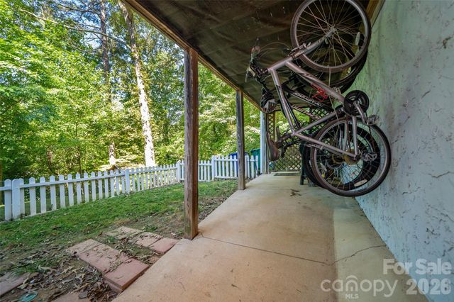 18 Friendly Way, Asheville, NC 28806