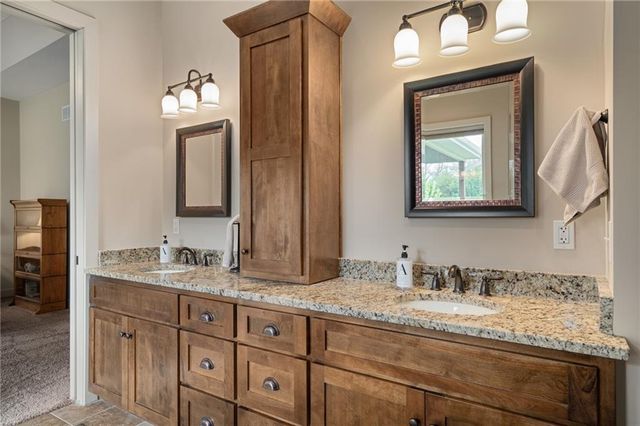 3565 W 193 Street, Stilwell, KS 66085