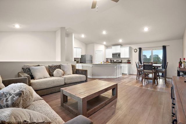 39604 Fallbrook Avenue, North Branch, MN 55056