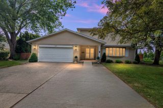 2019 E Avon Lane, Arlington Heights, IL 60004