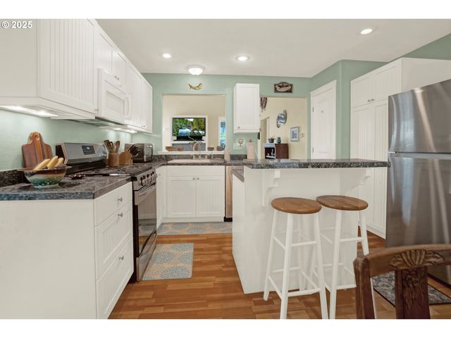 2146 Nw JETTY Ave, Lincoln City, OR 97367