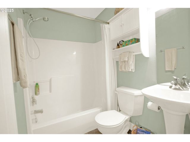 2146 Nw JETTY Ave, Lincoln City, OR 97367