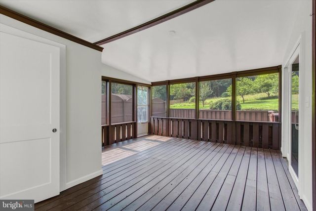 7877 GNATSTOWN RD, Hanover, PA 17331