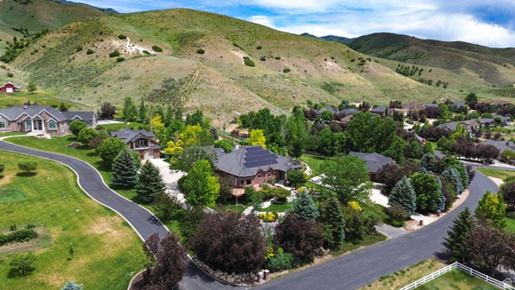 Image 3 of property listing at 3990 SUMMER RIDGE RD, Morgan, UT 84050