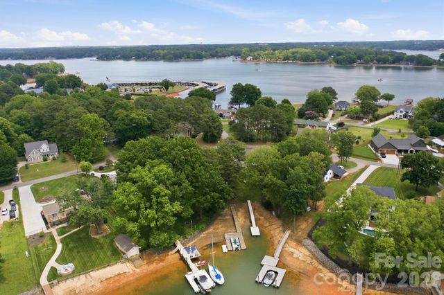 220 Shoreline Loop, Mooresville, NC 28117