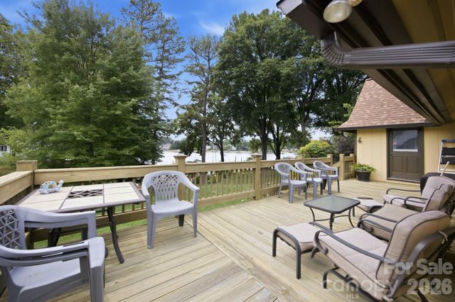 220 Shoreline Loop, Mooresville, NC 28117