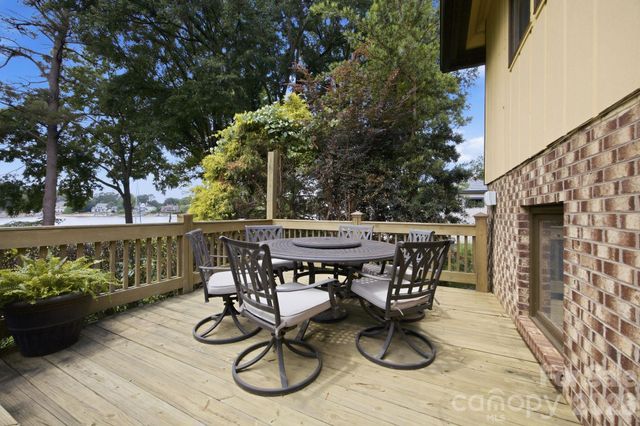 220 Shoreline Loop, Mooresville, NC 28117