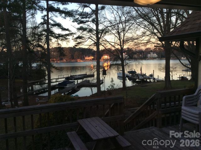 220 Shoreline Loop, Mooresville, NC 28117
