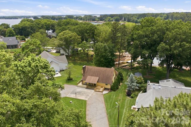 220 Shoreline Loop, Mooresville, NC 28117
