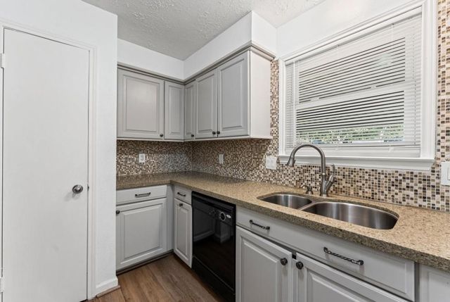 2808 Pinewood Drive, League City, TX 77573