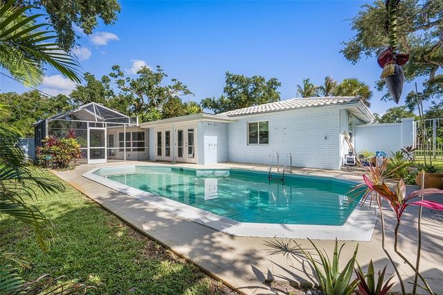 500 Gardenia Lane, Vero Beach, FL 32963