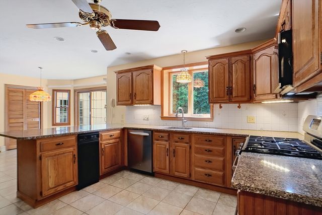 22 Danielle Ln, Mansfield, MA 02048