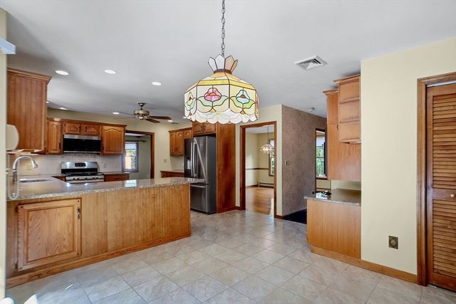 22 Danielle Ln, Mansfield, MA 02048