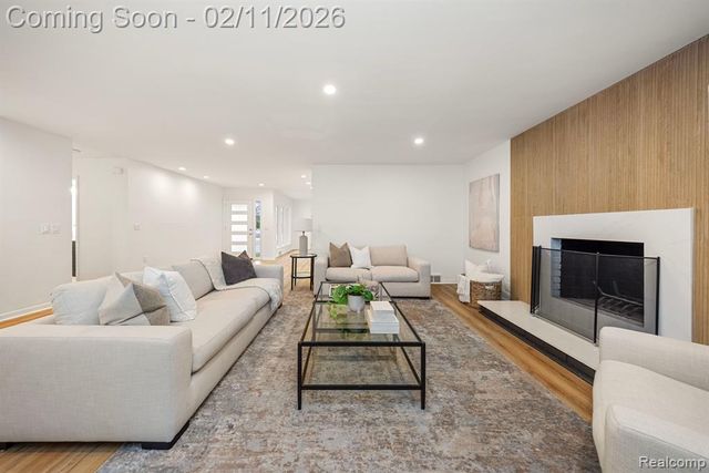 6850 White Pine Drive, Bloomfield Hills, MI 48301