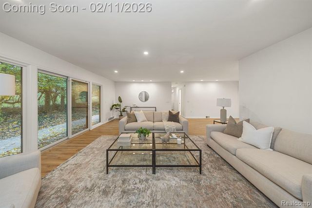 6850 White Pine Drive, Bloomfield Hills, MI 48301