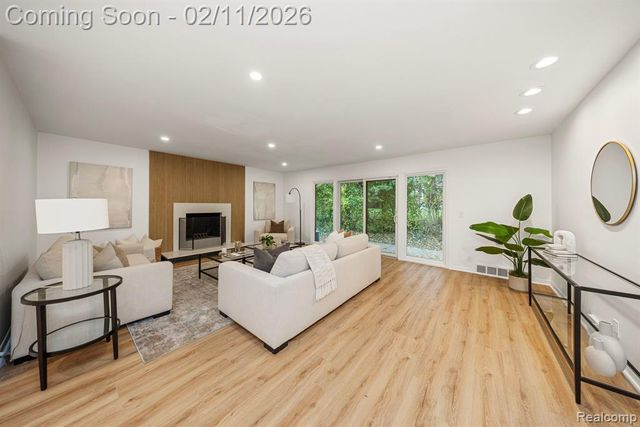 6850 White Pine Drive, Bloomfield Hills, MI 48301