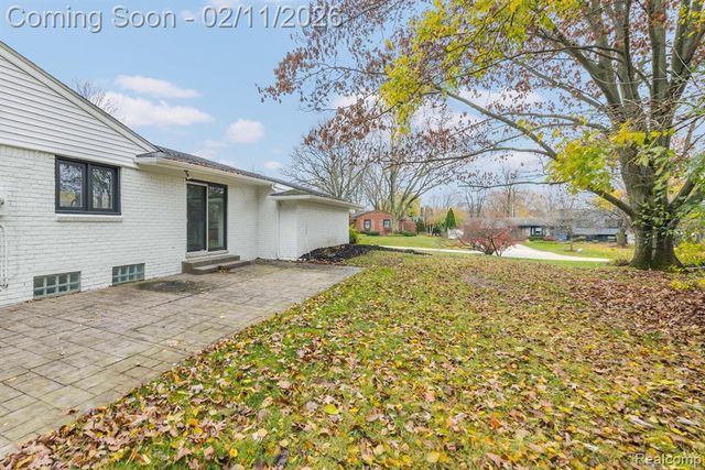 6850 White Pine Drive, Bloomfield Hills, MI 48301