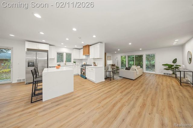 6850 White Pine Drive, Bloomfield Hills, MI 48301