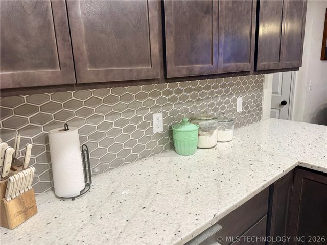 989 Sequoyah Drive, Eufaula, OK 74432