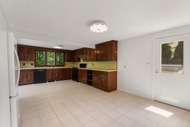 59 Holly St, Gloucester, MA 01930