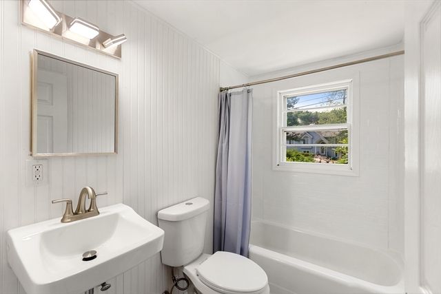 59 Holly St, Gloucester, MA 01930