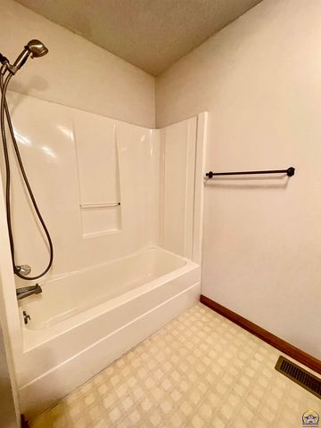 6254 SW 25th ST, Topeka, KS 66614