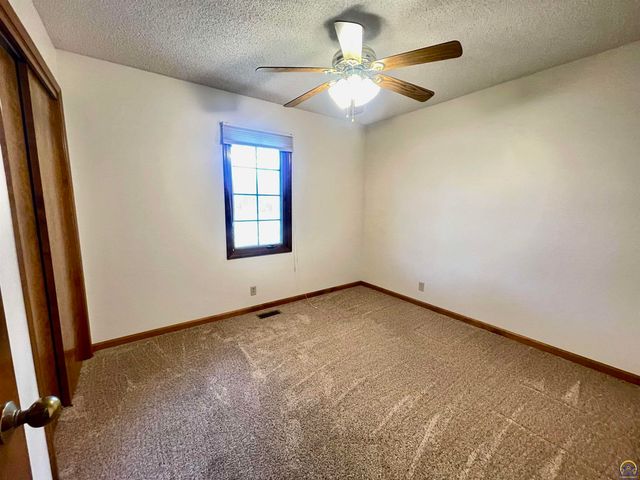 6254 SW 25th ST, Topeka, KS 66614