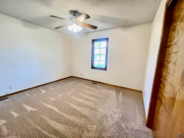 6254 SW 25th ST, Topeka, KS 66614