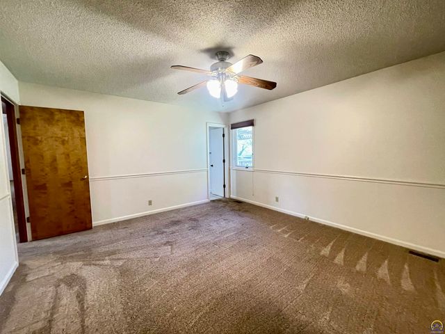 6254 SW 25th ST, Topeka, KS 66614