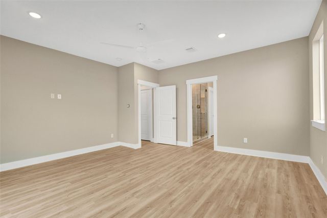 28 Cmdr Runco Lane, Taylor Lake Village, TX 77586