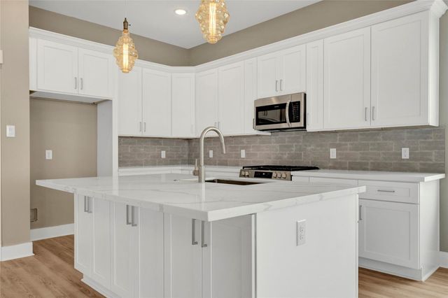 28 Cmdr Runco Lane, Taylor Lake Village, TX 77586