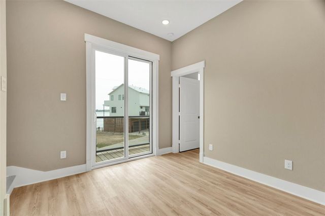 28 Cmdr Runco Lane, Taylor Lake Village, TX 77586