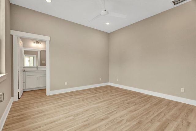 28 Cmdr Runco Lane, Taylor Lake Village, TX 77586