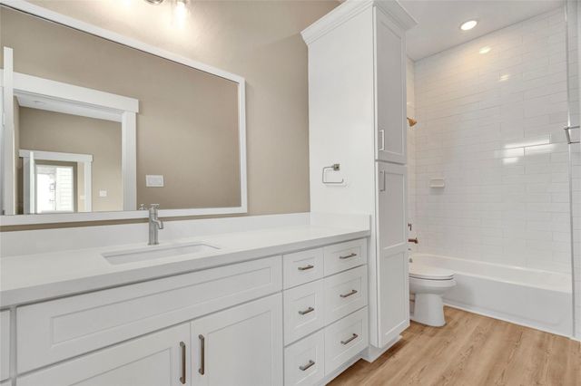 28 Cmdr Runco Lane, Taylor Lake Village, TX 77586