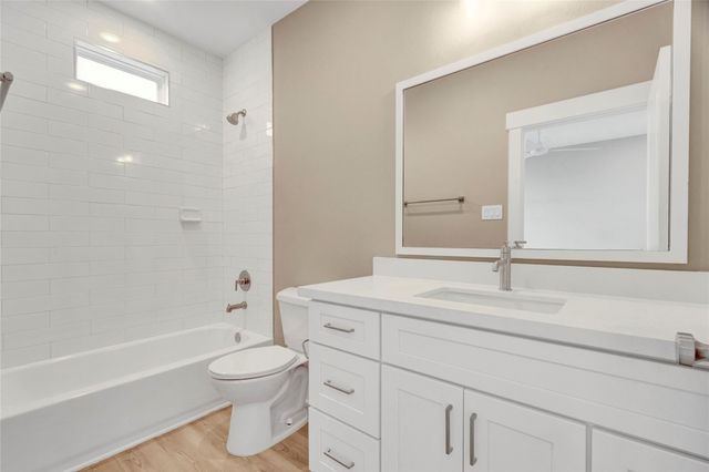 28 Cmdr Runco Lane, Taylor Lake Village, TX 77586