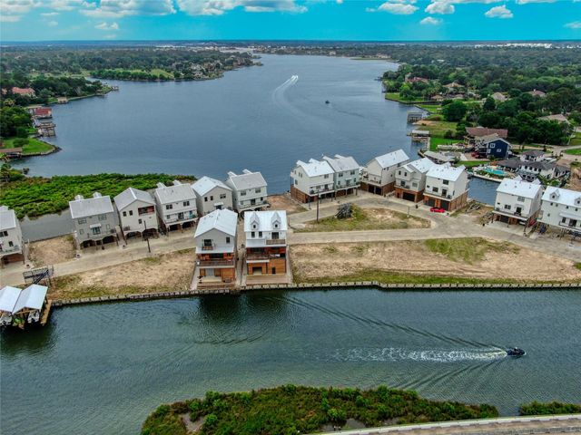 28 Cmdr Runco Lane, Taylor Lake Village, TX 77586