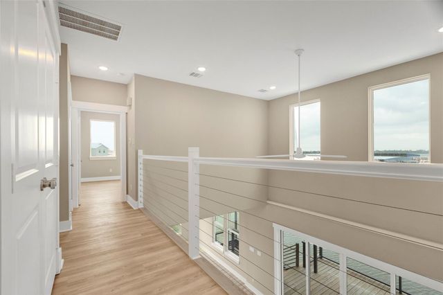 28 Cmdr Runco Lane, Taylor Lake Village, TX 77586