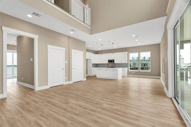 28 Cmdr Runco Lane, Taylor Lake Village, TX 77586