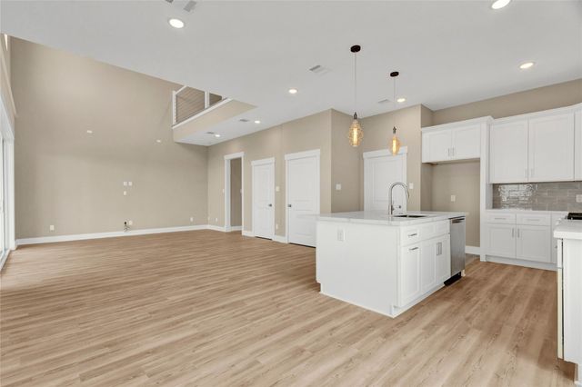 28 Cmdr Runco Lane, Taylor Lake Village, TX 77586