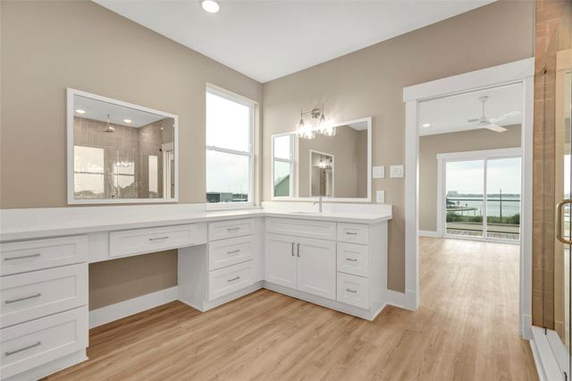 28 Cmdr Runco Lane, Taylor Lake Village, TX 77586