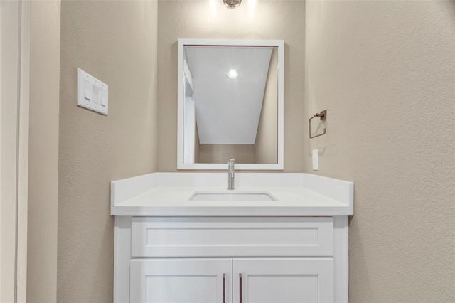 28 Cmdr Runco Lane, Taylor Lake Village, TX 77586